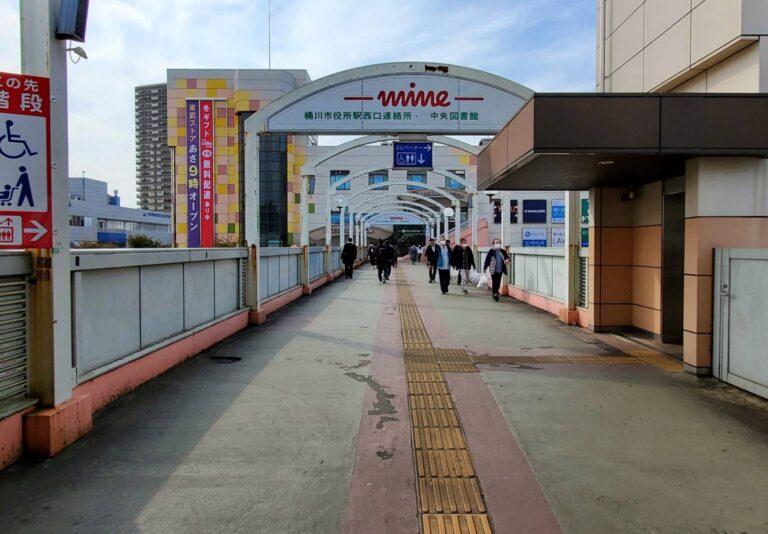 設置前:通路の両側に手すりがない桶川駅西口デッキ