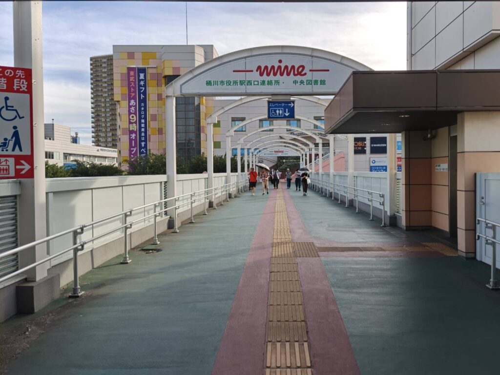 桶川駅西口デッキ。2025年春、手すりの設置が完成。